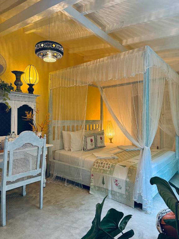 Queen Room · Courtyard